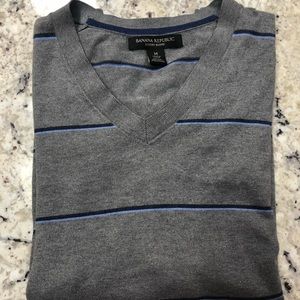Men’s v neck sweater